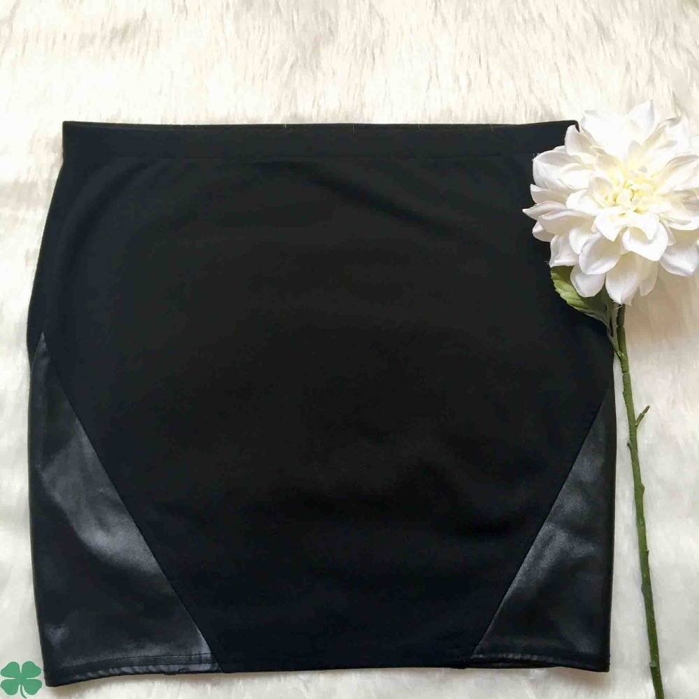 Victoria's Secret black Mini Skirt Size Medium - Picture 3 of 8